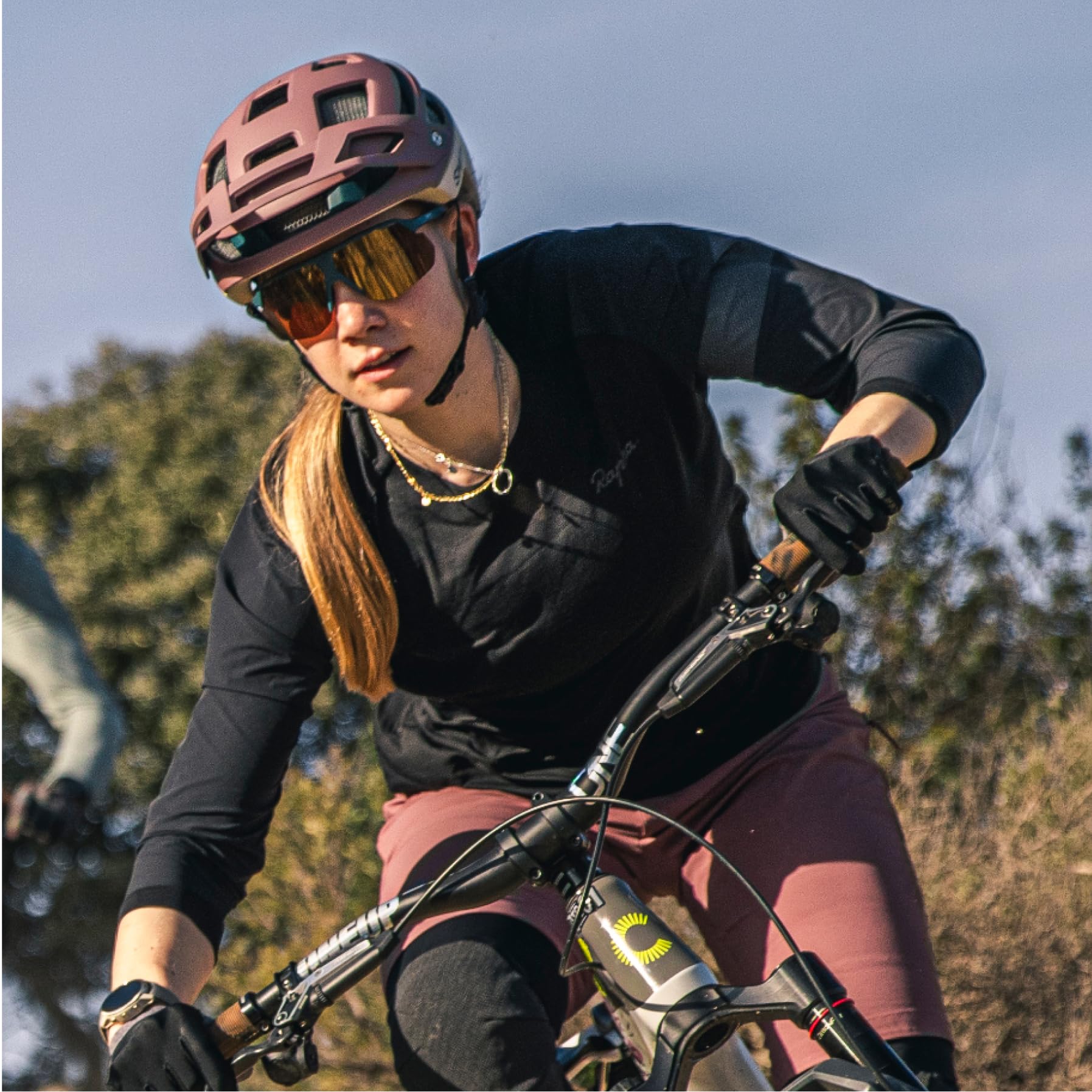 SMITH Motive Sunglasses with ChromaPop Lens Technology – Performance Sports Sunglasses with Full Coverage for Road Biking, MTB & More – For Men & Women – Matte Black + Black Lenses - Image 3